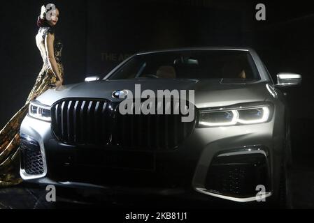 I modelli si posano vicino alla nuova BMW 730Li M Sport al lancio della BMW Serie 7 a passo lungo a Giacarta, nell'ottobre 10,2019. BMW Group Indonesia lancia l'ultima BMW 7 Series Long Wheelbase offerta in due varianti, vale a dire la nuova BMW 730Li opulence e la nuova BMW 730Li M Sport, le due BMW 7 Series commercializzate in Indonesia sono montate localmente sulla BMW Production Network 2, Gaya Motor, Sunter, Jakarta. (Foto di Dasril Roszandi/NurPhoto) Foto Stock