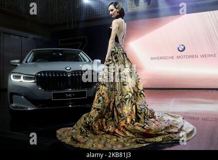 I modelli si posano vicino alla nuova BMW 730Li M Sport al lancio della BMW Serie 7 a passo lungo a Giacarta, nell'ottobre 10,2019. BMW Group Indonesia lancia l'ultima BMW 7 Series Long Wheelbase offerta in due varianti, vale a dire la nuova BMW 730Li opulence e la nuova BMW 730Li M Sport, le due BMW 7 Series commercializzate in Indonesia sono montate localmente sulla BMW Production Network 2, Gaya Motor, Sunter, Jakarta. (Foto di Dasril Roszandi/NurPhoto) Foto Stock