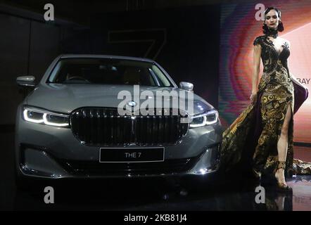 I modelli si posano vicino alla nuova BMW 730Li M Sport al lancio della BMW Serie 7 a passo lungo a Giacarta, nell'ottobre 10,2019. BMW Group Indonesia lancia l'ultima BMW 7 Series Long Wheelbase offerta in due varianti, vale a dire la nuova BMW 730Li opulence e la nuova BMW 730Li M Sport, le due BMW 7 Series commercializzate in Indonesia sono montate localmente sulla BMW Production Network 2, Gaya Motor, Sunter, Jakarta. (Foto di Dasril Roszandi/NurPhoto) Foto Stock