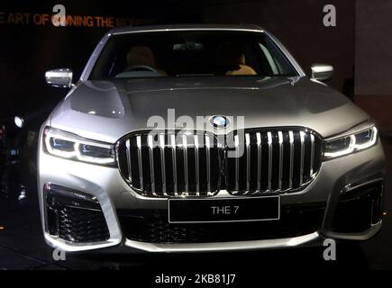 La nuova BMW 730Li M Sport al lancio della BMW 7 Series Long Wheelbase a Giacarta, nell'ottobre 10,2019. BMW Group Indonesia lancia l'ultima BMW 7 Series Long Wheelbase offerta in due varianti, vale a dire la nuova BMW 730Li opulence e la nuova BMW 730Li M Sport, le due BMW 7 Series commercializzate in Indonesia sono montate localmente sulla BMW Production Network 2, Gaya Motor, Sunter, Jakarta. (Foto di Dasril Roszandi/NurPhoto) Foto Stock