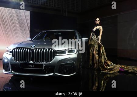 I modelli si posano vicino alla nuova BMW 730Li M Sport al lancio della BMW Serie 7 a passo lungo a Giacarta, nell'ottobre 10,2019. BMW Group Indonesia lancia l'ultima BMW 7 Series Long Wheelbase offerta in due varianti, vale a dire la nuova BMW 730Li opulence e la nuova BMW 730Li M Sport, le due BMW 7 Series commercializzate in Indonesia sono montate localmente sulla BMW Production Network 2, Gaya Motor, Sunter, Jakarta. (Foto di Dasril Roszandi/NurPhoto) Foto Stock