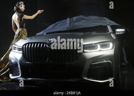 I modelli si posano vicino alla nuova BMW 730Li M Sport al lancio della BMW Serie 7 a passo lungo a Giacarta, nell'ottobre 10,2019. BMW Group Indonesia lancia l'ultima BMW 7 Series Long Wheelbase offerta in due varianti, vale a dire la nuova BMW 730Li opulence e la nuova BMW 730Li M Sport, le due BMW 7 Series commercializzate in Indonesia sono montate localmente sulla BMW Production Network 2, Gaya Motor, Sunter, Jakarta. (Foto di Dasril Roszandi/NurPhoto) Foto Stock