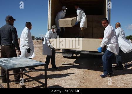 L'inuminazione di 156 corpi che non sono stati rivendicati a Ciudad Juarez, Stato di Chihuahua, Messico, il 9 ottobre 2019, 79 morti per atti violenti e 77 per cause naturali e incidenti, è stata sepolta una donna di origine cubana che è arrivata in città con carovane migranti che sono entrate recentemente nel paese. (Foto di David Peinado/NurPhoto) Foto Stock