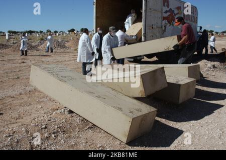 L'inuminazione di 156 corpi che non sono stati rivendicati a Ciudad Juarez, Stato di Chihuahua, Messico, il 9 ottobre 2019, 79 morti per atti violenti e 77 per cause naturali e incidenti, è stata sepolta una donna di origine cubana che è arrivata in città con carovane migranti che sono entrate recentemente nel paese. (Foto di David Peinado/NurPhoto) Foto Stock