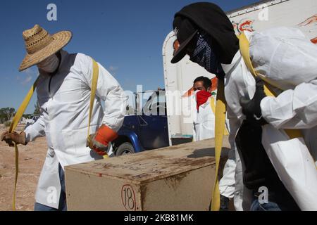 L'inuminazione di 156 corpi che non sono stati rivendicati a Ciudad Juarez, Stato di Chihuahua, Messico, il 9 ottobre 2019, 79 morti per atti violenti e 77 per cause naturali e incidenti, è stata sepolta una donna di origine cubana che è arrivata in città con carovane migranti che sono entrate recentemente nel paese. (Foto di David Peinado/NurPhoto) Foto Stock