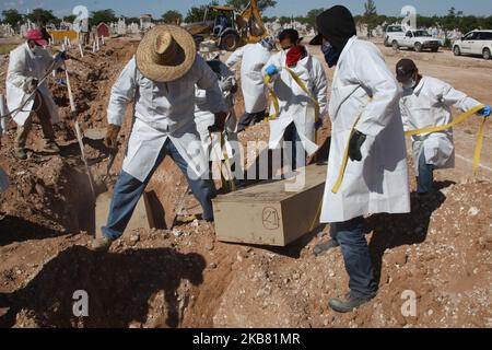 L'inuminazione di 156 corpi che non sono stati rivendicati a Ciudad Juarez, Stato di Chihuahua, Messico, il 9 ottobre 2019, 79 morti per atti violenti e 77 per cause naturali e incidenti, è stata sepolta una donna di origine cubana che è arrivata in città con carovane migranti che sono entrate recentemente nel paese. (Foto di David Peinado/NurPhoto) Foto Stock