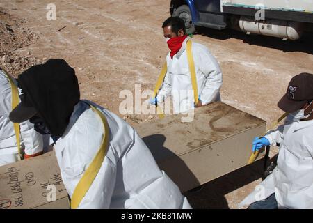 L'inuminazione di 156 corpi che non sono stati rivendicati a Ciudad Juarez, Stato di Chihuahua, Messico, il 9 ottobre 2019, 79 morti per atti violenti e 77 per cause naturali e incidenti, è stata sepolta una donna di origine cubana che è arrivata in città con carovane migranti che sono entrate recentemente nel paese. (Foto di David Peinado/NurPhoto) Foto Stock