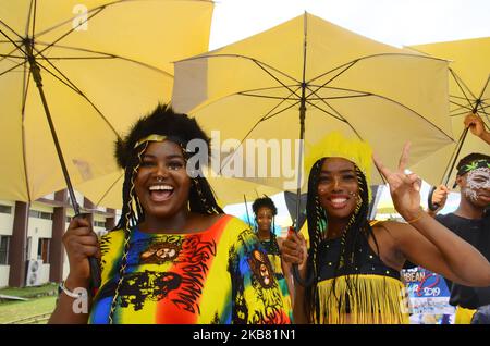 I partecipanti posano per fotografare durante il carnevale del 8 ottobre 2019 a Lagos, Nigeria. (Foto di Olukayode Jaiyeola/NurPhoto) Foto Stock