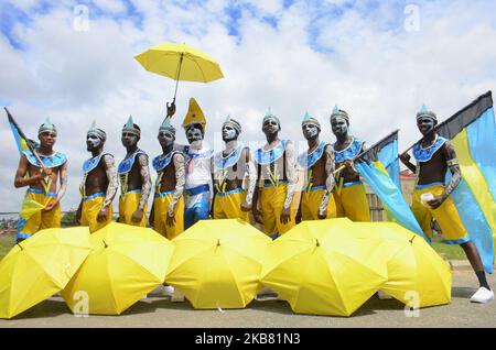 I partecipanti posano per una fotografia di gruppo durante il carnevale del 8 ottobre 2019 a Lagos, Nigeria. (Foto di Olukayode Jaiyeola/NurPhoto) Foto Stock