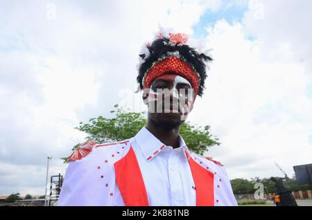 Il partecipante si presenta per una fotografia durante il carnevale del 8 ottobre 2019 a Lagos, Nigeria. (Foto di Olukayode Jaiyeola/NurPhoto) Foto Stock