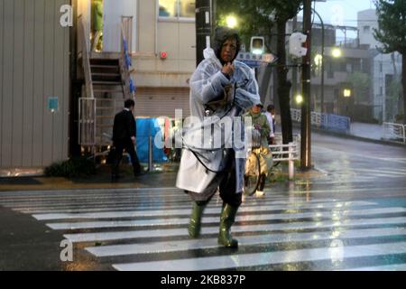 Un passerby che usa un ombrello lotta contro una pioggia e un vento pesanti mentre il tifone Hagibis si avvicina alla terraferma giapponese a Tokyo, Giappone, 11 ottobre 2019. (Foto di Hitoshi Yamada/NurPhoto) Foto Stock