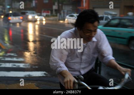 Un passerby che usa un ombrello lotta contro una pioggia e un vento pesanti mentre il tifone Hagibis si avvicina alla terraferma giapponese a Tokyo, Giappone, 11 ottobre 2019. (Foto di Hitoshi Yamada/NurPhoto) Foto Stock