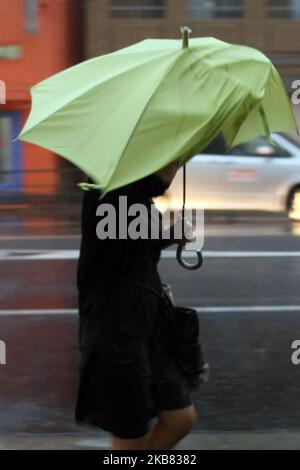 Un passerby che usa un ombrello lotta contro una pioggia e un vento pesanti mentre il tifone Hagibis si avvicina alla terraferma giapponese a Tokyo, Giappone, 11 ottobre 2019. (Foto di Hitoshi Yamada/NurPhoto) Foto Stock