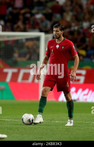 Il difensore del Portogallo Ruben Dias in azione durante la partita di calcio di qualificazione Euro 2020 tra il Portogallo e il Lussemburgo allo stadio Jose Alvalade di Lisbona, Portogallo, il 11 ottobre 2019. (Foto di Pedro FiÃºza/NurPhoto) Foto Stock