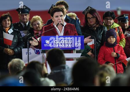 Beata Szydlo, europarlamentare e ex primo ministro polacco, dimostra il suo sostegno a Jaroslaw Kaczynski, presidente del partito diritto e Giustizia, durante la convenzione finale della campagna elettorale del partito a Stalowa Wola, due giorni prima delle prossime elezioni parlamentari polacche che si terranno il on13th ottobre 2019. Venerdì 11 ottobre 2019, a Stalowa Wola, Podkarpackie Voivodato, Polonia. (Foto di Artur Widak/NurPhoto) Foto Stock