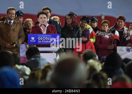 Beata Szydlo, europarlamentare e ex primo ministro polacco, dimostra il suo sostegno a Jaroslaw Kaczynski, presidente del partito diritto e Giustizia, durante la convenzione finale della campagna elettorale del partito a Stalowa Wola, due giorni prima delle prossime elezioni parlamentari polacche che si terranno il on13th ottobre 2019. Venerdì 11 ottobre 2019, a Stalowa Wola, Podkarpackie Voivodato, Polonia. (Foto di Artur Widak/NurPhoto) Foto Stock