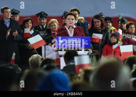 Beata Szydlo, europarlamentare e ex primo ministro polacco, dimostra il suo sostegno a Jaroslaw Kaczynski, presidente del partito diritto e Giustizia, durante la convenzione finale della campagna elettorale del partito a Stalowa Wola, due giorni prima delle prossime elezioni parlamentari polacche che si terranno il on13th ottobre 2019. Venerdì 11 ottobre 2019, a Stalowa Wola, Podkarpackie Voivodato, Polonia. (Foto di Artur Widak/NurPhoto) Foto Stock