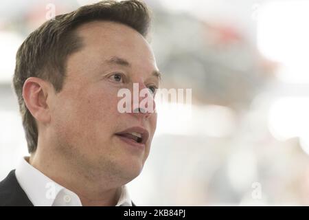 Elon Musk, Chief Engineer di SpaceX, parla di fronte alla camera bianca di Crew Dragon presso la sede centrale di SpaceX a Hawthorne, California, il 10 ottobre 2019. (Foto di Yichuan Cao/NurPhoto) Foto Stock