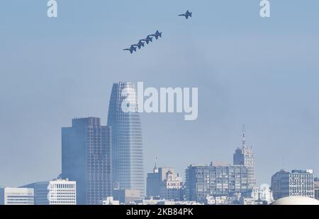 Gli U. S. Navy Blue Angels F/A-18 Jets volano sulla Salesforce Tower durante la Fleet Week 2019 a San Francisco, California, il 11 ottobre 2019. (Foto di Yichuan Cao/NurPhoto) Foto Stock