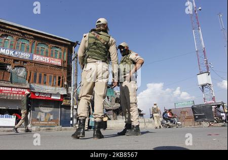 Le forze di sicurezza indiane arrivano nel punto in cui un'esplosione di granate si è verificata a Srinagar, Kashmir, il 12 ottobre 2019. Almeno cinque civili sono stati feriti quando un'esplosione di granate si è verificata nella polizia della città di Srinagar ha detto. L'incertezza continua in tutta la valle del Kashmir da quando l'India ha revocato l'articolo 370 della sua costituzione che ha concesso al Kashmir l'autonomia. (Foto di Faisal Khan/NurPhoto) Foto Stock