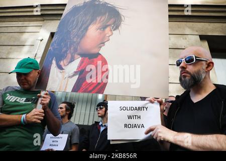 I sostenitori esprimono solidarietà al popolo curdo durante una protesta contro le operazioni militari turche a Rojava. Cracovia (Polonia) il 12 ottobre 2019. (Foto di Beata Zawrzel/NurPhoto) Foto Stock