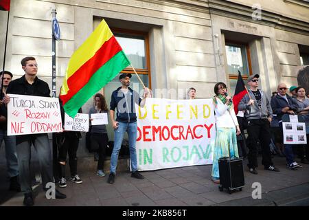 I sostenitori esprimono solidarietà al popolo curdo durante una protesta contro le operazioni militari turche a Rojava. Cracovia (Polonia) il 12 ottobre 2019. (Foto di Beata Zawrzel/NurPhoto) Foto Stock