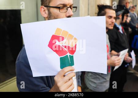 I sostenitori esprimono solidarietà al popolo curdo durante una protesta contro le operazioni militari turche a Rojava. Cracovia (Polonia) il 12 ottobre 2019. (Foto di Beata Zawrzel/NurPhoto) Foto Stock