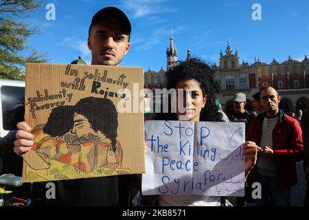 I sostenitori esprimono solidarietà al popolo curdo durante una protesta contro le operazioni militari turche a Rojava. Cracovia (Polonia) il 12 ottobre 2019. (Foto di Beata Zawrzel/NurPhoto) Foto Stock