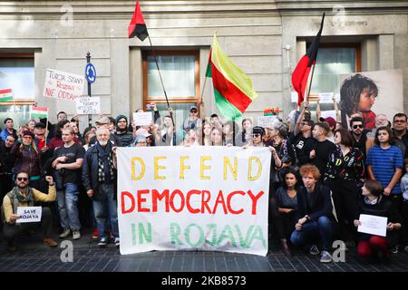 I sostenitori esprimono solidarietà al popolo curdo durante una protesta contro le operazioni militari turche a Rojava. Cracovia (Polonia) il 12 ottobre 2019. (Foto di Beata Zawrzel/NurPhoto) Foto Stock