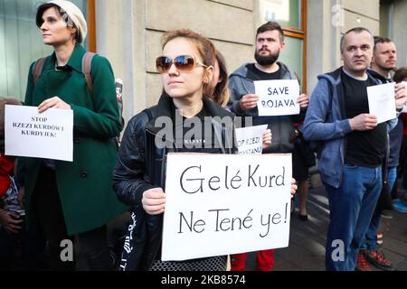 I sostenitori esprimono solidarietà al popolo curdo durante una protesta contro le operazioni militari turche a Rojava. Cracovia (Polonia) il 12 ottobre 2019. (Foto di Beata Zawrzel/NurPhoto) Foto Stock