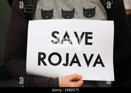 I sostenitori esprimono solidarietà al popolo curdo durante una protesta contro le operazioni militari turche a Rojava. Cracovia (Polonia) il 12 ottobre 2019. (Foto di Beata Zawrzel/NurPhoto) Foto Stock