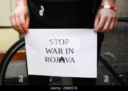 I sostenitori esprimono solidarietà al popolo curdo durante una protesta contro le operazioni militari turche a Rojava. Cracovia (Polonia) il 12 ottobre 2019. (Foto di Beata Zawrzel/NurPhoto) Foto Stock