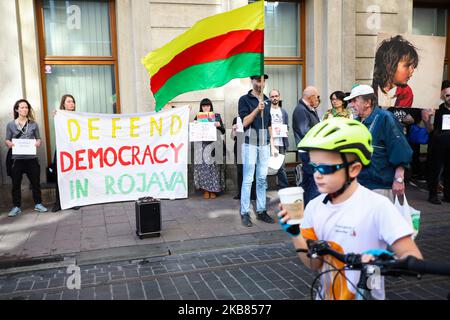 I sostenitori esprimono solidarietà al popolo curdo durante una protesta contro le operazioni militari turche a Rojava. Cracovia (Polonia) il 12 ottobre 2019. (Foto di Beata Zawrzel/NurPhoto) Foto Stock