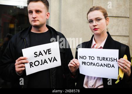 I sostenitori esprimono solidarietà al popolo curdo durante una protesta contro le operazioni militari turche a Rojava. Cracovia (Polonia) il 12 ottobre 2019. (Foto di Beata Zawrzel/NurPhoto) Foto Stock