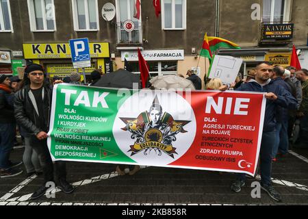 I manifestanti con bandiere curde (bandiera della PYD per Rojava) davanti al Consolato turco sono visti a Danzica, Polonia il 12 ottobre 2019 la gente protesta contro l'invasione militare della Turchia in Siria. (Foto di Michal Fludra/NurPhoto) Foto Stock