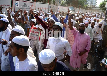 I sostenitori di Islami Andolon Bangladesh gridano slogan mentre prendono parte a una protesta che critica l'accordo con l'India sull'acqua e il gas, contro la recente uccisione di studenti nella Bangladesh University of Engineering and Technology (BUET), dopo la preghiera di Jumma di fronte alla Moschea Nazionale di Dhaka, Bangladesh, il 11 ottobre 2019. Secondo il nuovo accordo, il Bangladesh fornirà 1,82 cusecs d'acqua dal fiume Feni a Tripura. (Foto di Mamunur Rashid/NurPhoto) Foto Stock