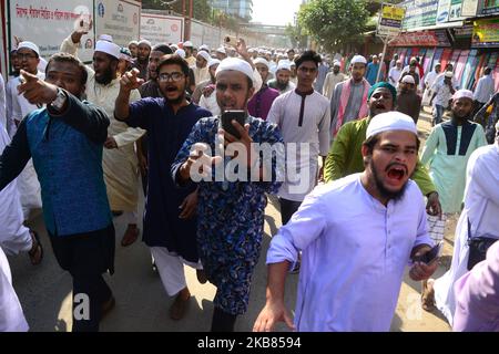 I sostenitori di Islami Andolon Bangladesh gridano slogan mentre prendono parte a una protesta che critica l'accordo con l'India sull'acqua e il gas, contro la recente uccisione di studenti nella Bangladesh University of Engineering and Technology (BUET), dopo la preghiera di Jumma di fronte alla Moschea Nazionale di Dhaka, Bangladesh, il 11 ottobre 2019. Secondo il nuovo accordo, il Bangladesh fornirà 1,82 cusecs d'acqua dal fiume Feni a Tripura. (Foto di Mamunur Rashid/NurPhoto) Foto Stock