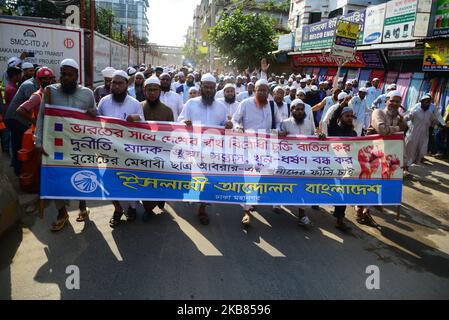 I sostenitori di Islami Andolon Bangladesh gridano slogan mentre prendono parte a una protesta che critica l'accordo con l'India sull'acqua e il gas, contro la recente uccisione di studenti nella Bangladesh University of Engineering and Technology (BUET), dopo la preghiera di Jumma di fronte alla Moschea Nazionale di Dhaka, Bangladesh, il 11 ottobre 2019. Secondo il nuovo accordo, il Bangladesh fornirà 1,82 cusecs d'acqua dal fiume Feni a Tripura. (Foto di Mamunur Rashid/NurPhoto) Foto Stock