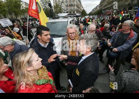 L'ex segretario nazionale del Partito comunista francese (PCF) Pierre Laurent (C) e il segretario nazionale del PCF Fabien Roussel (CR), partecipano il 12 ottobre 2019 a Parigi a una manifestazione a sostegno dei curdi e contro l'offensiva turca in Siria. Il 9 ottobre 2019, l'esercito turco ha iniziato il suo assalto contro il territorio curdo nella Siria settentrionale , pommando con artiglieria e attacchi aerei. I curdi stanno rapidamente evacuando la regione e almeno 24 persone sono state uccise nella Siria settentrionale. Secondo il presidente turco Recep Erdogan, l’obiettivo della Turchia è quello di creare una zona cuscinetto che separi Syri Foto Stock