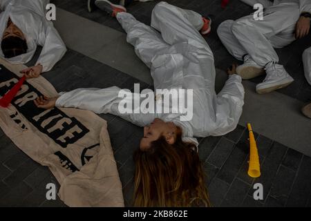 Gli attivisti della Rebellion Turkey hanno tenuto una manifestazione a Istanbul, in Turchia, il 12 ottobre 2019. La manifestazione è stata organizzata per ''protestare il sangue nelle arti'', con parole proprie. Si trattava di un'azione di disobbedienza civile, che si svolse anche nella Biennale di Istanbul del 16th con il titolo di ''Settimo Continente'', di fronte ad un museo dell'Università di Belle Arti di Mimar Sinan. I dimostranti hanno protestato contro la biennale, organizzata dalla Fondazione Istanbul per la Cultura e le Arti (IKSV), per il sostegno delle aziende produttrici di combustibili fossili, ma anche per l'organizzazione di un evento culturale a cui si è riferito Foto Stock