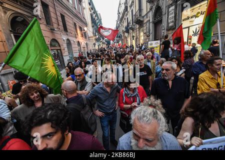 Il popolo di Palermo è scese in piazza per protestare contro l'aggressione turca contro i curdi siriani. Circa 250 persone hanno aderito all'iniziativa promossa da movimenti di sinistra, COBAS e centri sociali. Una bandiera contro la guerra è esposta nel Palazzo delle Aquile, sede del sindaco Leoluca Orlando che ha sostenuto l'iniziativa. Palermo, 12 ottobre 2019. (Foto di Francesco Militello Mirto/NurPhoto) Foto Stock