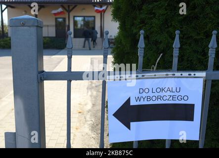 Le persone arrivano a votare alle elezioni parlamentari polacche in una stazione di polling locale a Laka. Domenica 13 ottobre 2019, a Tajecina, Podkarpackie Voivodato, Polonia. (Foto di Artur Widak/NurPhoto) Foto Stock