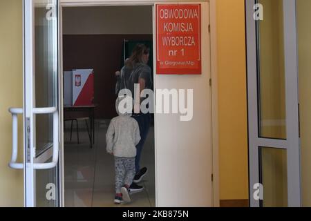 Le persone arrivano ad una stazione di polling locale a Glogow Malopolski per esprimere i loro voti, durante le elezioni parlamentari polacche 2019. Domenica 13 ottobre 2019, a Glogow Malopolski, Podkarpackie Voivodato, Polonia. (Foto di Artur Widak/NurPhoto) Foto Stock