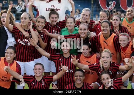 I giocatori dell'AC Milan celebrano una vittoria alla fine della Serie delle Donne Una partita tra FC Internazionale e AC Milan allo Stadio Breda il 13 ottobre 2019 a Sesto San Giovanni. (Foto di Giuseppe Cottini/NurPhoto) Foto Stock