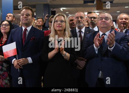 (L-R) Rafal Bochenek, Malgorzata Wassermann, Jan Tadeusz Duda, Andrzej Adamczyk e altri membri del partito polacco di diritto e giustizia reagiscono dopo aver ottenuto i primi risultati, in quanto il PIS è disposto a vincere nelle elezioni parlamentari, secondo i sondaggi di uscita. Domenica 13 ottobre 2019, a Cracovia, Malopolskie Voivodato, Polonia. (Foto di Artur Widak/NurPhoto) Foto Stock