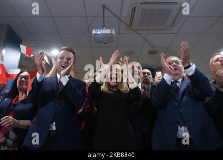 (L-R) Happy Rafal Bochenek, Malgorzata Wassermann, Jan Tadeusz Duda, Andrzej Adamczyk, Piotr Cwik e altri membri del partito polacco di diritto e giustizia reagiscono dopo aver ottenuto i primi risultati, in quanto il PIS è pronto a vincere nelle elezioni parlamentari, secondo i sondaggi di uscita. Domenica 13 ottobre 2019, a Krakiow, Malopolskie Voivodato, Polonia. (Foto di Artur Widak/NurPhoto) Foto Stock