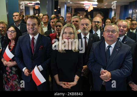 (L-R) Rafal Bochenek, Malgorzata Wassermann, Jan Tadeusz Duda, Andrzej Adamczyk e altri membri del partito polacco di diritto e giustizia reagiscono dopo aver ottenuto i primi risultati, in quanto il PIS è disposto a vincere nelle elezioni parlamentari, secondo i sondaggi di uscita. Domenica 13 ottobre 2019, a Cracovia, Malopolskie Voivodato, Polonia. (Foto di Artur Widak/NurPhoto) Foto Stock