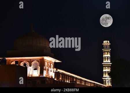 Una vista della luna piena sul giorno di buon auspicio di Sharad Purnima (giorno di luna piena) a Jaipur, Rajasthan, India, 13 ottobre, 2019.Sharad Purnima è un festival di raccolto celebrato il giorno di luna piena del mese lunare indù di Ashvin, che segna la fine della stagione monsonica.(Foto da Vishal Bhatnagar/NurPhoto) (Foto di Vishal Bhatnagar/NurPhoto) Foto Stock