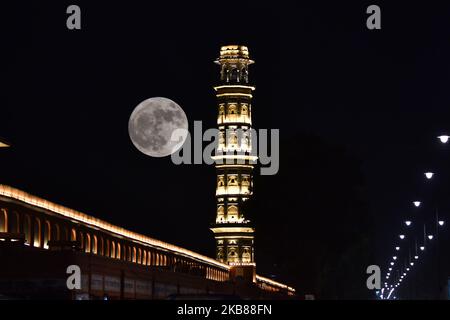 Una vista della luna piena sul giorno di buon auspicio di Sharad Purnima (giorno di luna piena) a Jaipur, Rajasthan, India, 13 ottobre, 2019.Sharad Purnima è un festival di raccolto celebrato il giorno di luna piena del mese lunare indù di Ashvin, che segna la fine della stagione monsonica.(Foto da Vishal Bhatnagar/NurPhoto) (Foto di Vishal Bhatnagar/NurPhoto) Foto Stock