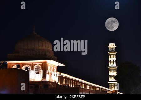 Una vista della luna piena sul giorno di buon auspicio di Sharad Purnima (giorno di luna piena) a Jaipur, Rajasthan, India, 13 ottobre, 2019.Sharad Purnima è un festival di raccolto celebrato il giorno di luna piena del mese lunare indù di Ashvin, che segna la fine della stagione monsonica.(Foto da Vishal Bhatnagar/NurPhoto) (Foto di Vishal Bhatnagar/NurPhoto) Foto Stock